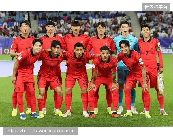 韩国队海外球员状态管理成难题,孙兴慜和李刚仁在左路的功能重叠考验教练组。 韩国队海外球员状态管理成难题,孙兴慜和李刚仁在左路的功能重叠考验教练组。